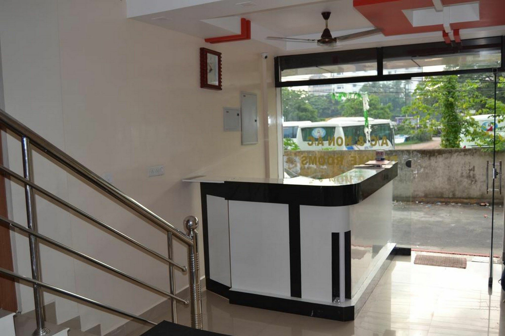 Fabhotel Rithikha Inn Manapakkam Madrás Exterior foto